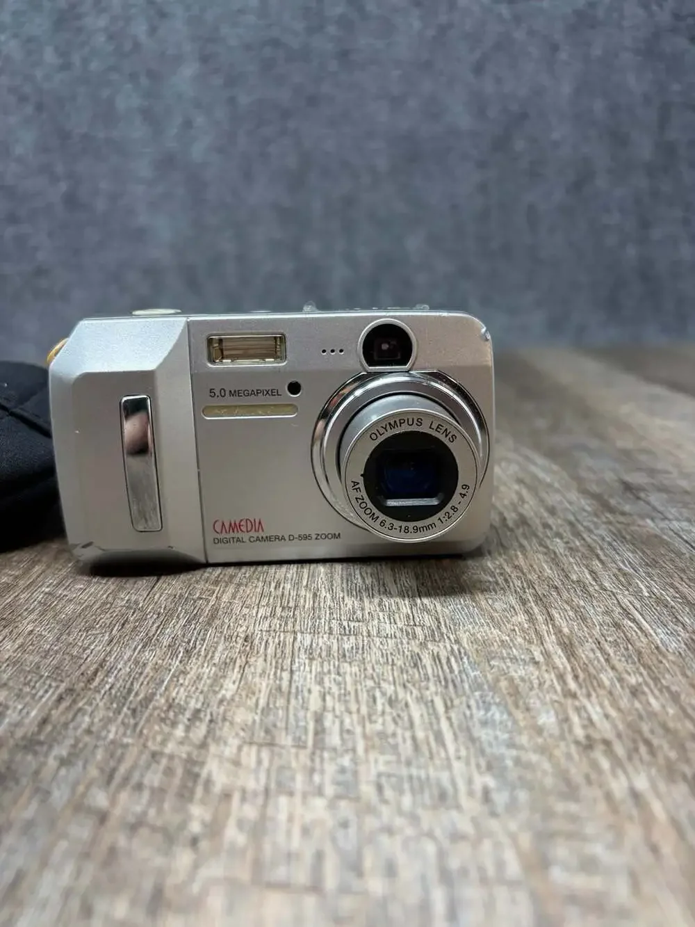 Olympus Camedia D-595 Zoom Digital Camera 5.0 MP 3X Optical Zoom - Tested